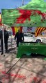 Dos individuos lanzan pintura roja contra una carpa informativa de VOX en Mataró