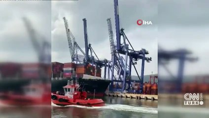 Gemi çarptı… Limandaki vinçler böyle devrildi!