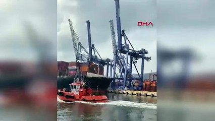 Limana yanaşan gemi kıyıda bulanan vinçleri çarparak devirdi