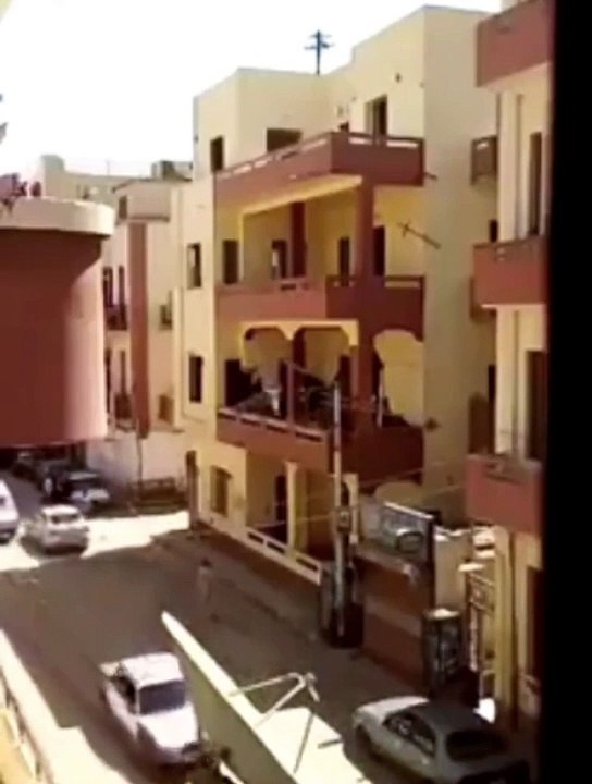 ÉGYPTE  Un immeuble de cinq étages s'est effondré à Assiout après qu'un locataire ait apporté des modifications à un mur porteur du balcon.