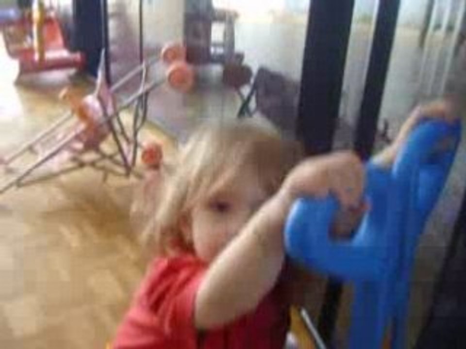 Samara fait de la trottinette