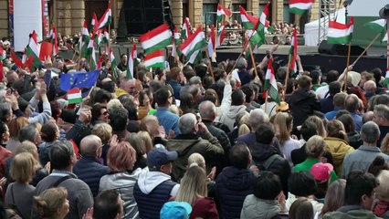 Hungarians rally in support of emerging opposition leader