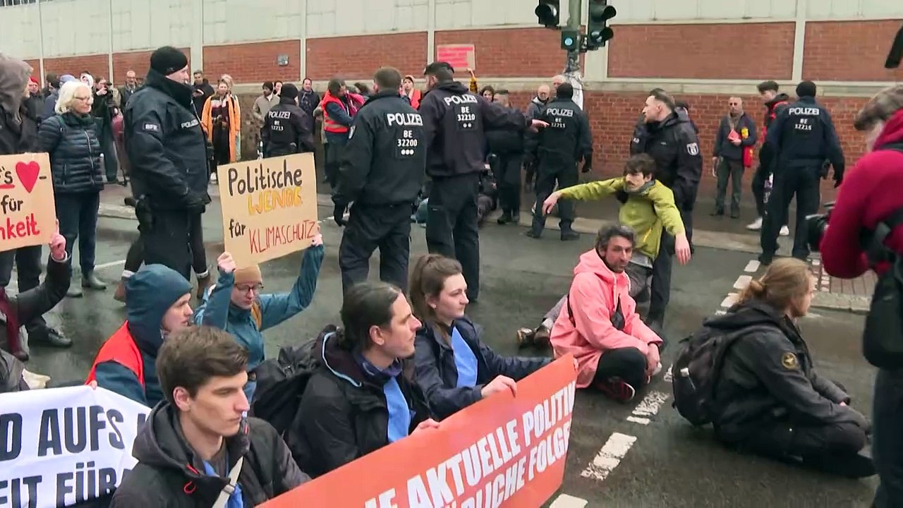 Die letzte generation blockiert wieder - jetzt ohne kleber