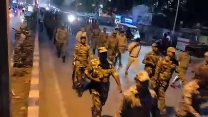 Download Video: मुरैना में कलेक्टर, एसपी ने पुलिस फोर्स के साथ निकाला फ्लैग मार्च