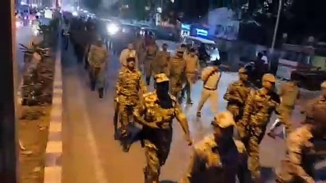मुरैना में कलेक्टर, एसपी ने पुलिस फोर्स के साथ निकाला फ्लैग मार्च