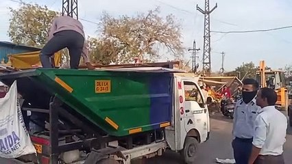 ...सिर्फ एक घंटे के अंदर निगम के कबाड़ में पहुंचे नेताओं के पोस्टर-बैनर!