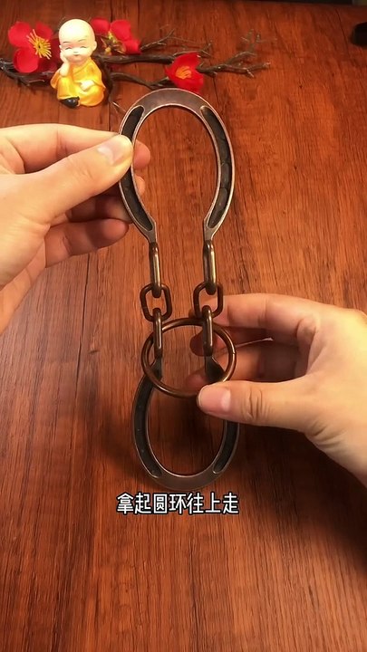 Take out the ring between the two horseshoe-shaped half-rings，取出马蹄之间的圆环