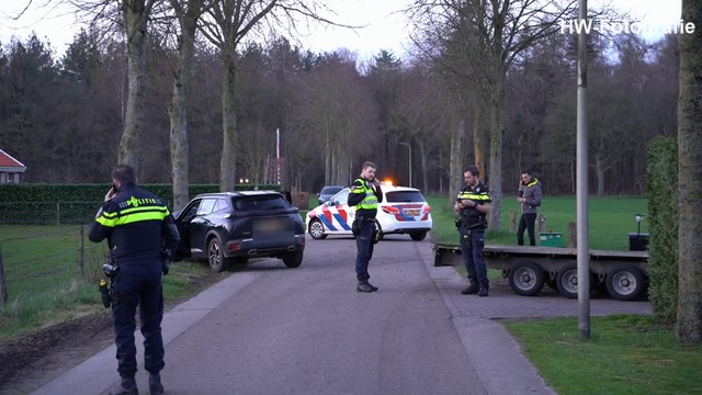 Auto botst op auto met aanhanger en belandt tegen boom