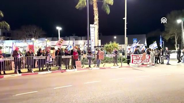 Protestocular Netenyahu’nun konvoyunu engellemeye çalıştı