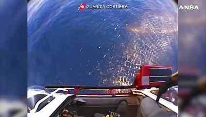 Télécharger la video: Due migranti evacuati dalla Ocean Viking grazie alla Guardia costiera