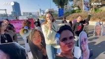 Israele, famiglie di ostaggi bloccano un'autostrada a Tel Aviv
