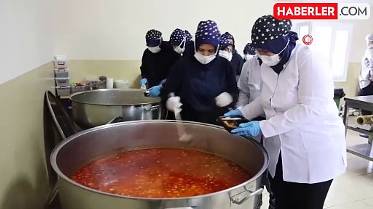 Depremzede kadınların elinde pişen yemekler, günde 500 kişinin iftar yemeği oluyor