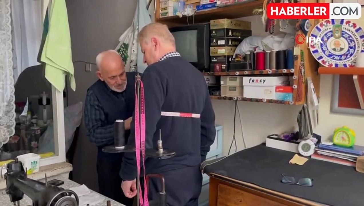 70 Yıllık Mesleğine Evinin Balkonundan Devam Ediyor