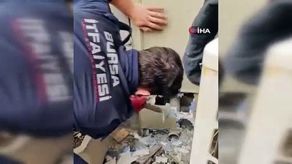 İtfaiye ekipleri sıkışan yavru kediyi böyle kurtardı