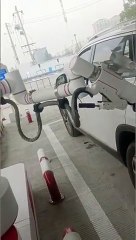 Çin'deki bir akaryakıt istasyonunda yakıt dolduran robot hizmete alındı