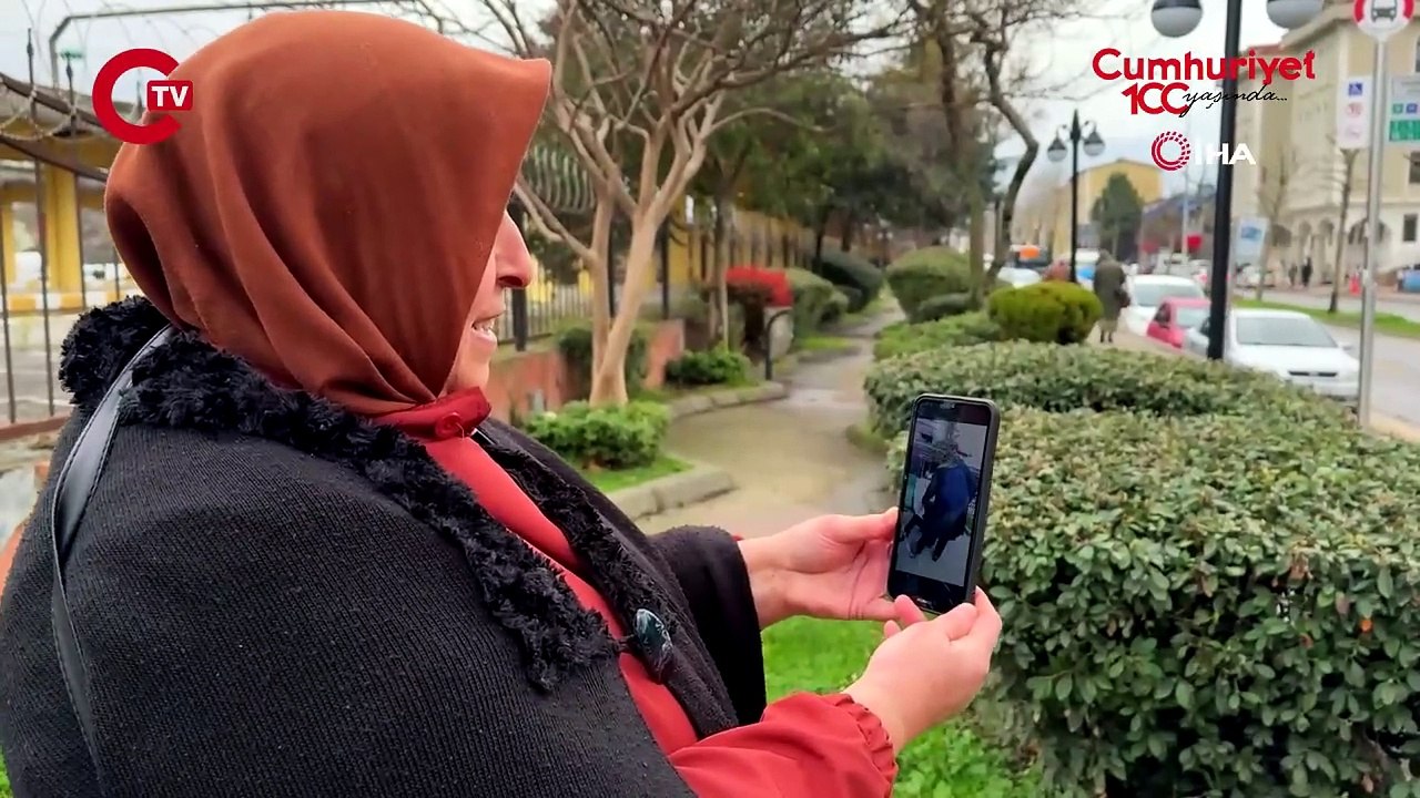 Eşini yeni kaybeden kadın, kendisini rahatsız eden adamı evire çevire dövdü