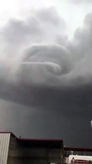 Viral Video: ऐसे बनता है बवंडर, होता इतना शक्तिशाली कि मचा सकता है तबाही