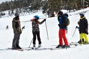 Bahar geldi Sarıkamış Kayak Merkezi'nde kayak keyfi bitmedi