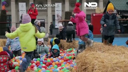 شاهد: الأوكرانيون يحتفلون بعيد "ماسنيتسيا" ويودعون فصل الشتاء