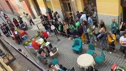 Los vecinos de Tribulete 7 recrean el salón de sus casas en plena calle.