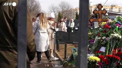 Mosca, fiori sulla tomba di Navalny nell'ultimo giorno di elezioni
