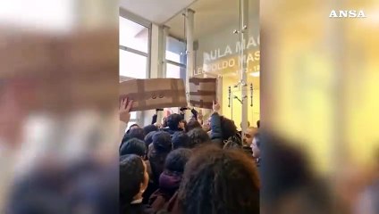 Télécharger la video: Protesta degli studenti, salta un dibattito alla Federico II di Napoli