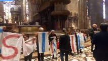 Milano, in Duomo il blitz degli attivisti contro la guerra in Palestina. Fermati dalla security tra le proteste