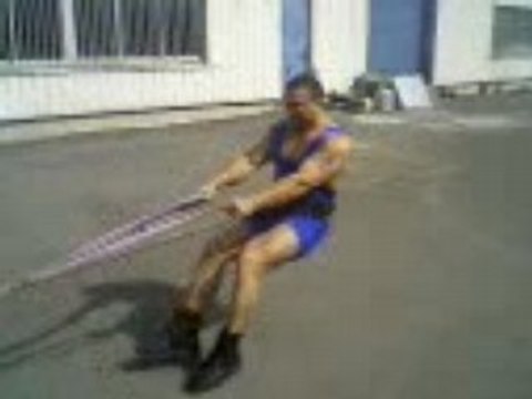 Fabrice au tirage de voiture avec frein a main,Strongman