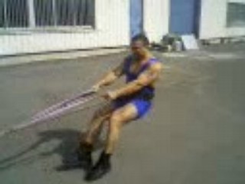 Fabrice au tirage de voiture avec frein a main,Strongman