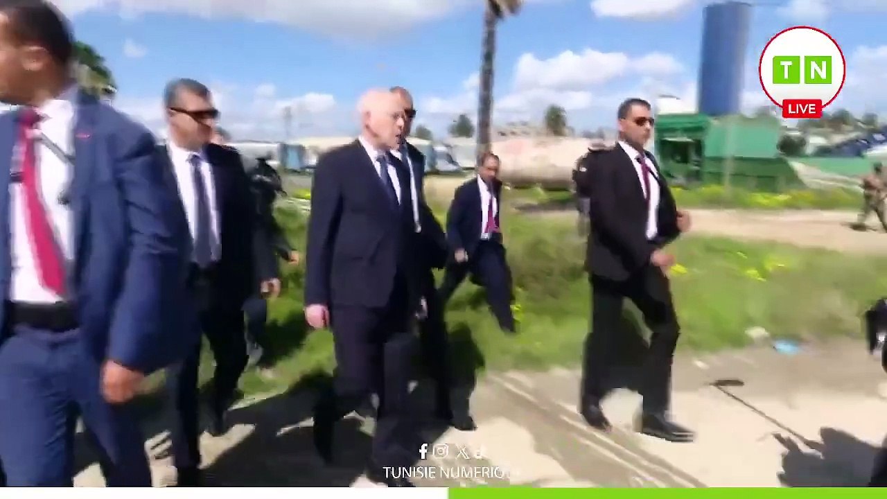 رئيس الجمهورية قيس سعيّد في زيارة غير معلنة إلى مستودع القطارات بجبل جلود ومحطة المترو الخفيف