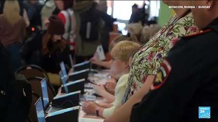 Russians crowd polling stations at midday in anti-Putin protest