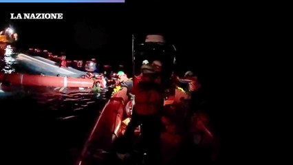 Barca di migranti si ribalta, il video del salvataggio