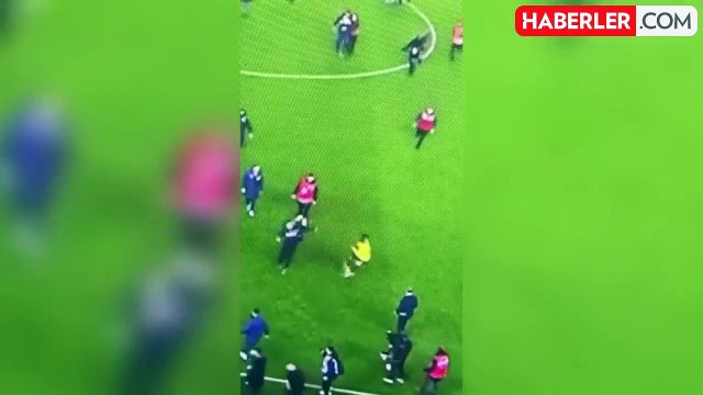 Batshuayi, sahaya inen Trabzonspor taraftarına döner tekme attı