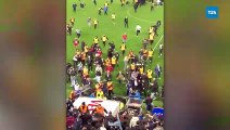 Trabzonspor-Fenerbahçe  maçı sonrası saha karıştı: Trabzonspor taraftarı Fenerbahçeli futbolculara saldırdı