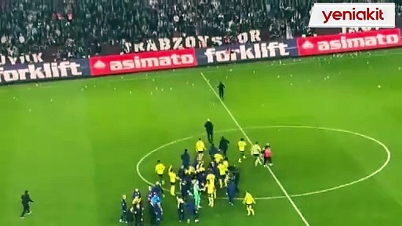 Türk futbolunun kara günü! Trabzon'da maç sonu taraftarlar sahaya girdi! Futbolculara saldırdılar