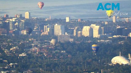 Man dies after hot air balloon fall in Preston, Victoria