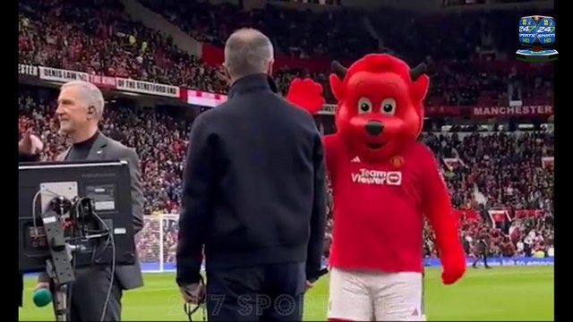 Roy Keane brutally snubs high-five from Man United mascot Fred the Red ahead of a dramatic FA Cup quarter-final with Liverpool