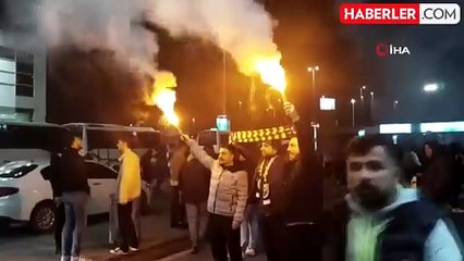 Fenerbahçeli taraftarlar Sabiha Gökçen Havalimanı'nda toplanmaya başladı