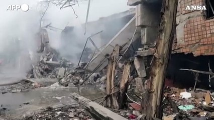 Télécharger la video: Ucraina, le macerie dopo il bombardamento russo su Odessa