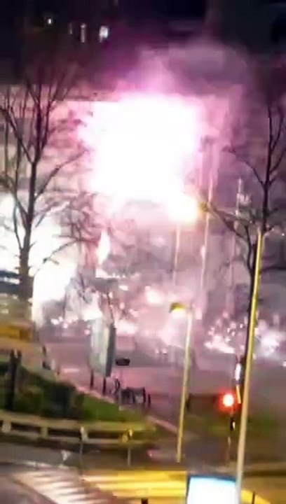 Le commissariat de la Courneuve (93) attaqué au feux d'artifice et cocktails molotov ce soir suite à la mort de Wanys, 18 ans, percuté par un véhicule de police mercredi à Aubervilliers.