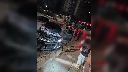 인천서 차량 충돌로 1명 부상..."화물차 신호위반" / YTN