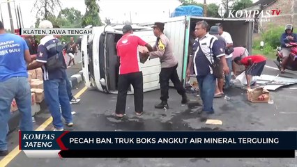 Descargar video: Pecah Ban, Truk Boks Angkut Air Mineral Terguling