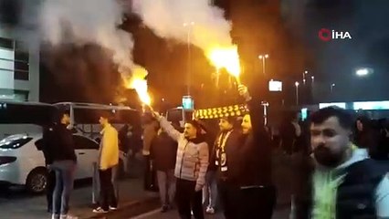 Fenerbahçeli taraftarlar Sabiha Gökçen Havalimanı'nda toplanmaya başladı