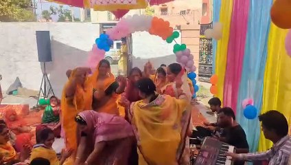 Download Video: फूलों की बारिश के साथ भजनों की बहती धारा में थिरके श्रद्धालू