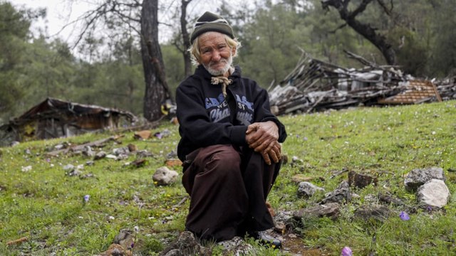 Keçileri çalınınca insanlara küstü, 17 yıldır dağda yaşıyor