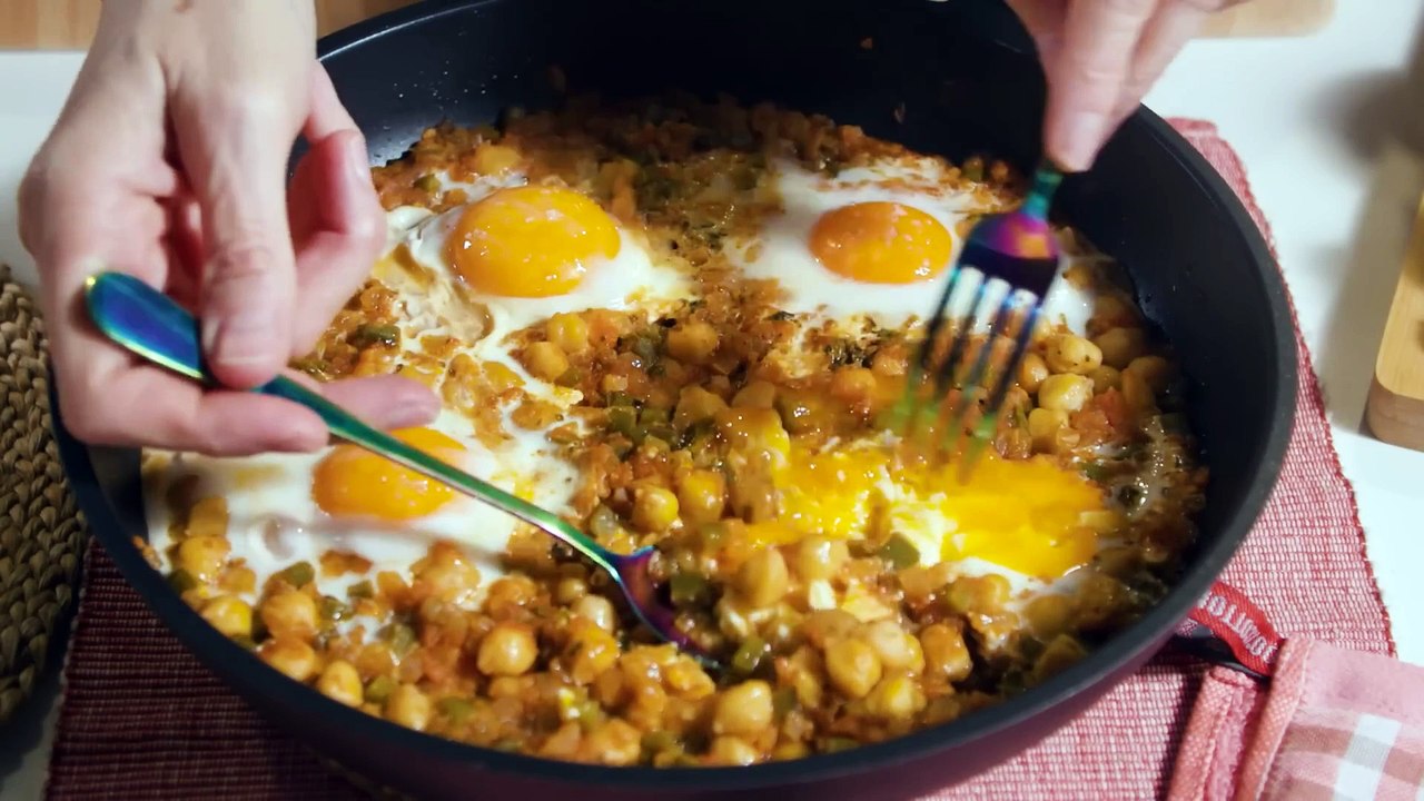 Huevos con garbanzos y verduras  Receta muy saludable, fácil y económica