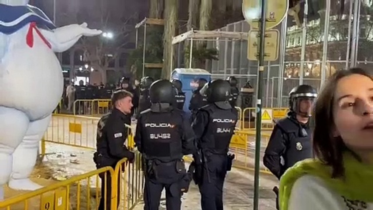 Inmigrantes cabreados intentaron quitar los ninots que representan los asaltos a la valla de Melilla