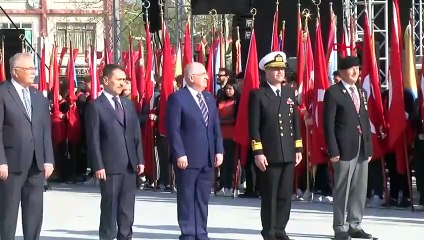 Altın madalyalı Türk Bayrağı göndere çekildi