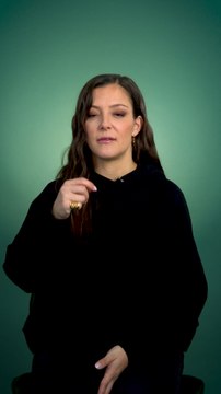 « Je savais pas qu’on pouvait aimer un humain aussi fort que ça ». Dans son autobiographie Tout te dire” (Editions Stock), Camille Lellouche s’adresse à sa fille Alma. Pour Lou, elle nous raconte sa vie de maman. ✨