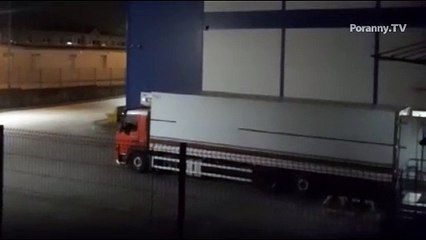 Białystok. Nocne rozładunki obok bloku przy Przędzalnianej